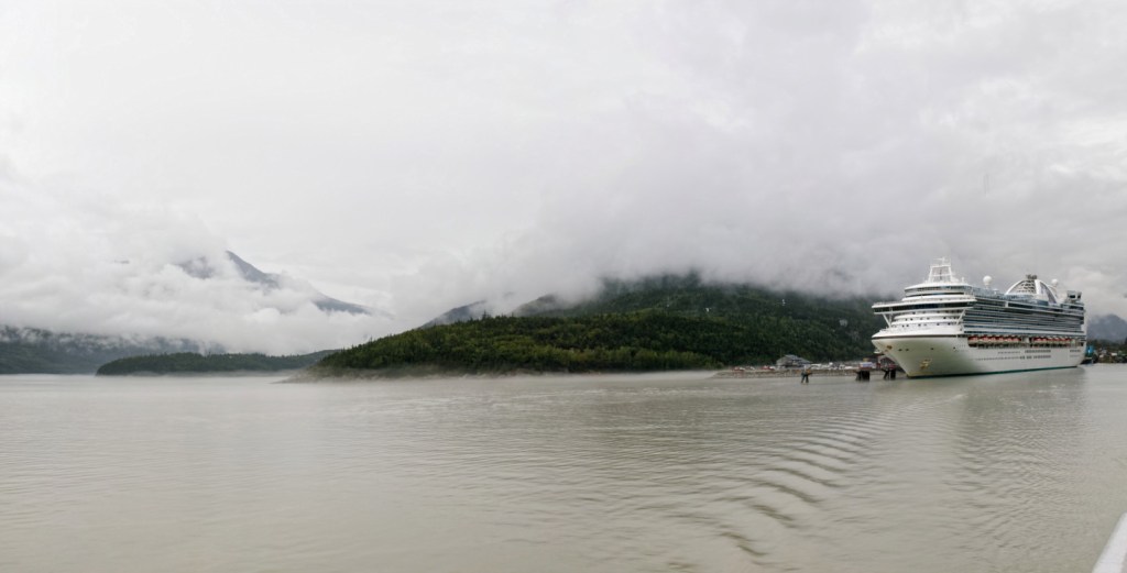 Alaska - Skagway - Baie et bateau de croisière